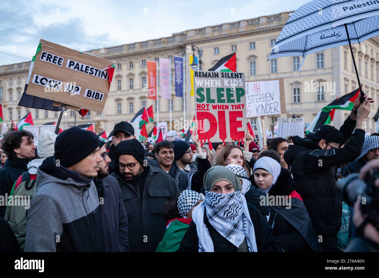 04.11.2023, Berlin, Deutschland, Europa - Ueber 8000 Teilnehmer bekunden ihre Solidaritaet und nehmen an einer Demonstration fuer Palaestina und gegen Israel unter dem Titel: Demokratische Grundrechte verteidigen: Meinungsfreiheit auch fuer Palaestineser:innen im Berlink Mitliner bezil. Juega a Die Grosskundgebung en línea desde Neptunbrunnen Gegenueber dem Roten Rathaus am Alexanderplatz, entre otros Boulevard Unter den Linden vorbei am Humboldt Forum bis zum Potsdamer Platz. *** 04 11 2023, Berlín, Alemania, Europa Más de 8000 participantes muestran su solidaridad y participan en una manifestación por Foto de stock