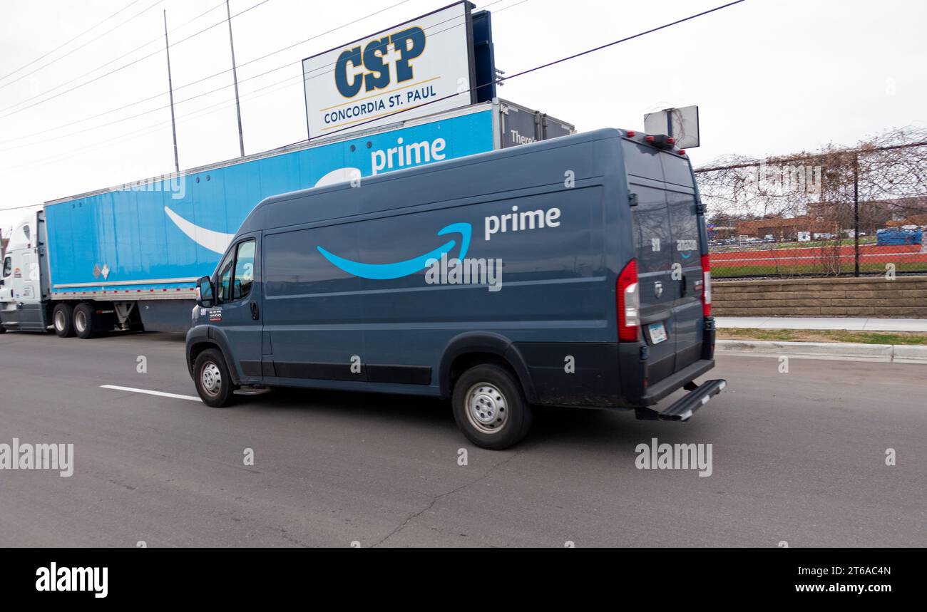Prime Amazon furgoneta de entrega y semi camión que viaja en la carretera transportando mercancías y paquetes. St Paul Minnesota MN Estados Unidos Foto de stock