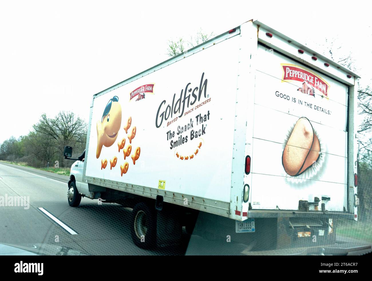 Camión que entrega productos horneados Pepperidge Farm Goldfish a las tiendas de comestibles. Minnesota MN Estados Unidos Foto de stock