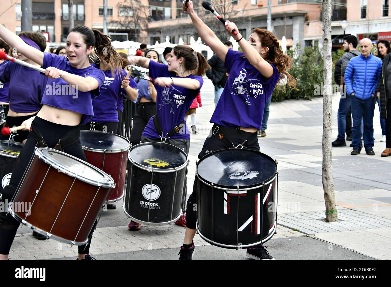 Igualada, Barcelona; 8 de marzo de 2020: Celebración del Día de la Mujer con el grupo de batucada protones Percusión, tocando por las calles de Igualada Foto de stock