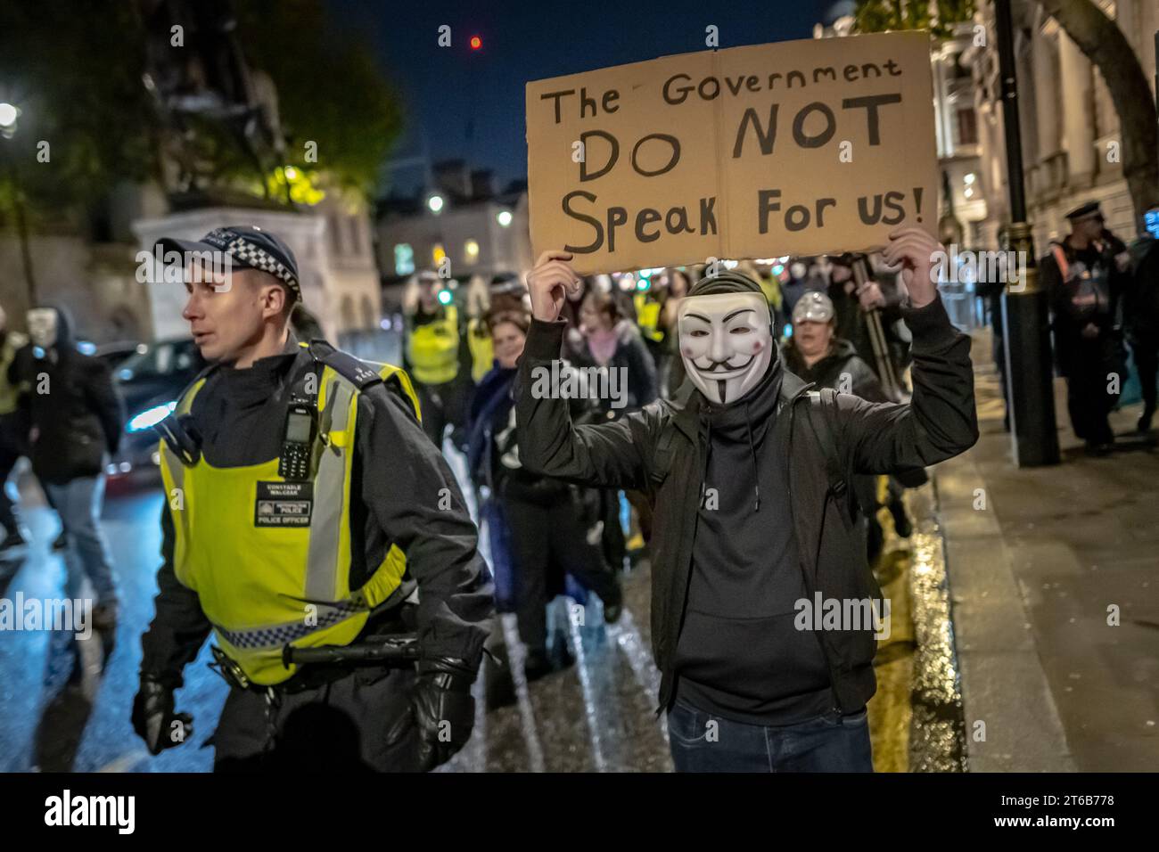 Los activistas antigubernamentales de la Marcha del Millón de Máscaras marchan a través de Westminster el 5 de noviembre. Londres, Reino Unido Foto de stock