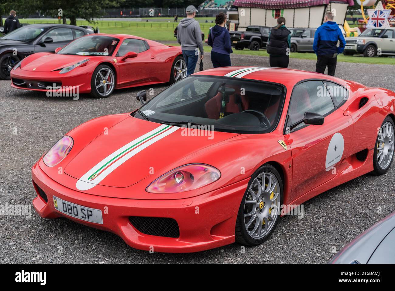 Tarporley, Cheshire, Inglaterra, 30 de julio de 2023. Red Ferrari 360 Challenge Stradale en un encuentro de supercoches, ilustración editorial de estilo de vida automotriz. Foto de stock