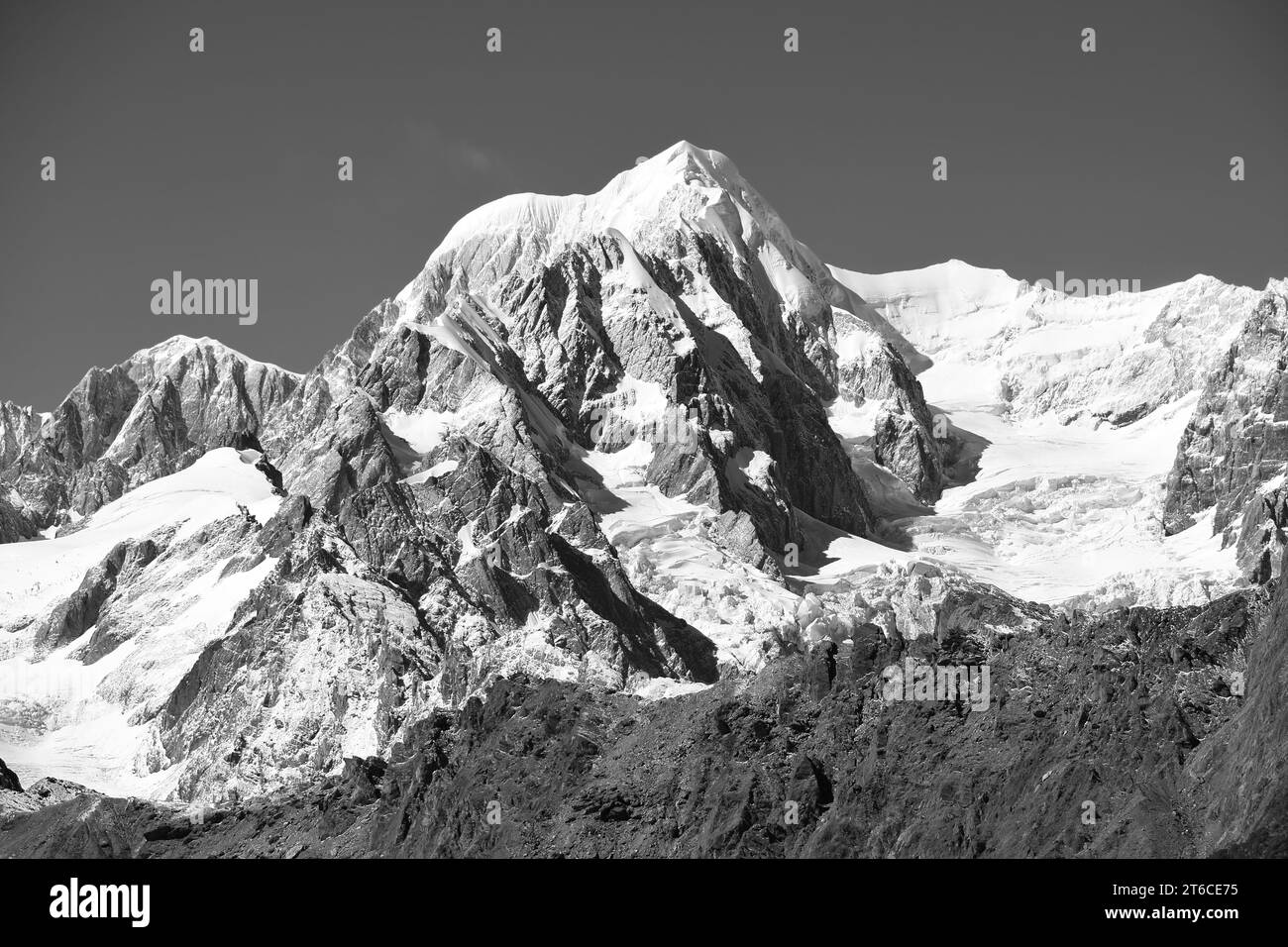 Foto en blanco y negro del Monte Tasman, la segunda montaña más alta de Nueva Zelanda con una altura de 3497 metros sobre el nivel del mar. Foto de stock