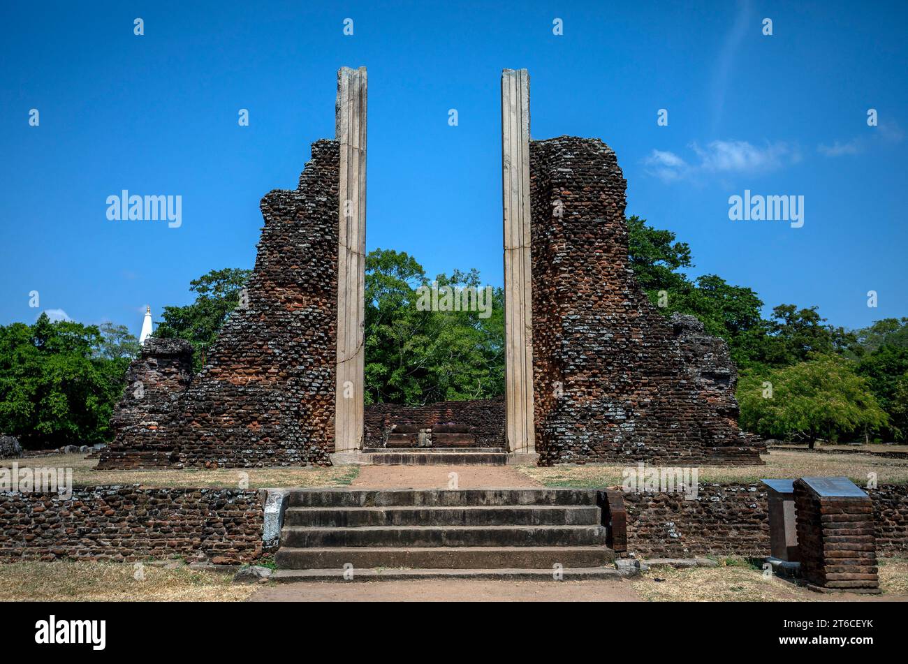 El marco de la puerta de piedra de ocho metros de altura de una casa de imagen tipo Gedige del período posterior de Anuradhapura en Sri Lanka Foto de stock