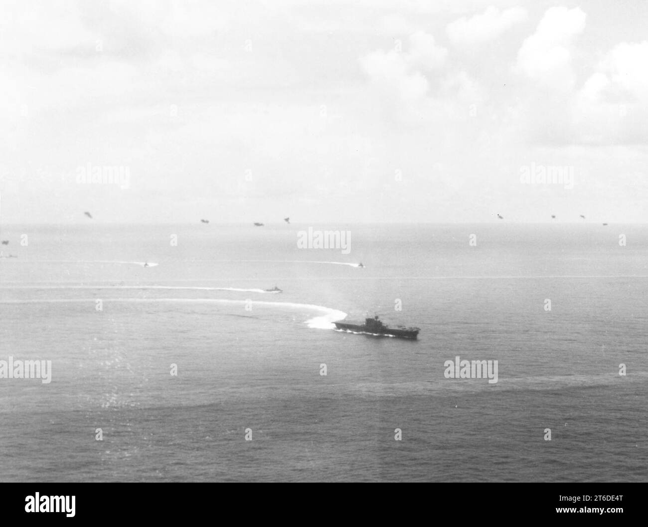 USS Enterprise (CV-6) y destructores de la TF 16 maniobras bajo ataque durante la Batalla de las islas de Santa Cruz 1942 Foto de stock