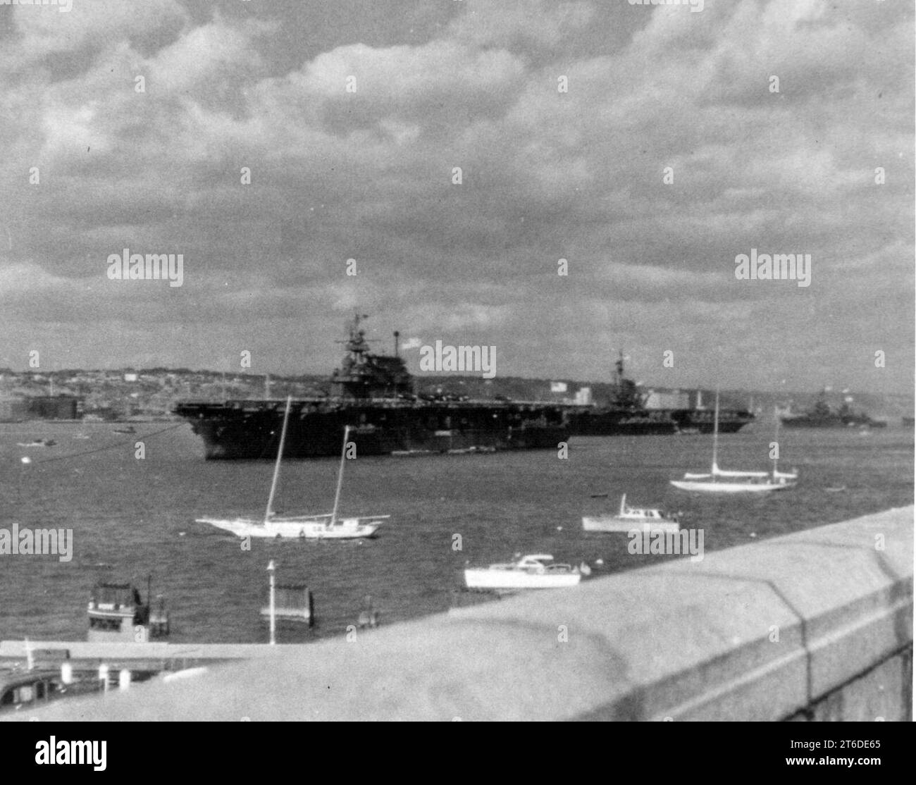 USS Enterprise (CV-6) Midway (CVB-41) y Augusta (CA-31) en el ancla de 1945 Foto de stock