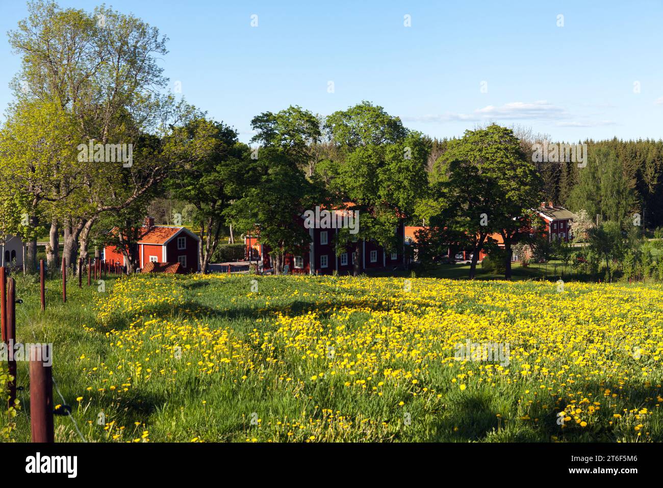 PERSHYTTAN, SUECIA EL 18 DE MAYO DE 2018. Edificios donde Bergsman a cargo de la Fundición de Hierro vivió. Monumento cultural. Uso editorial. Foto de stock