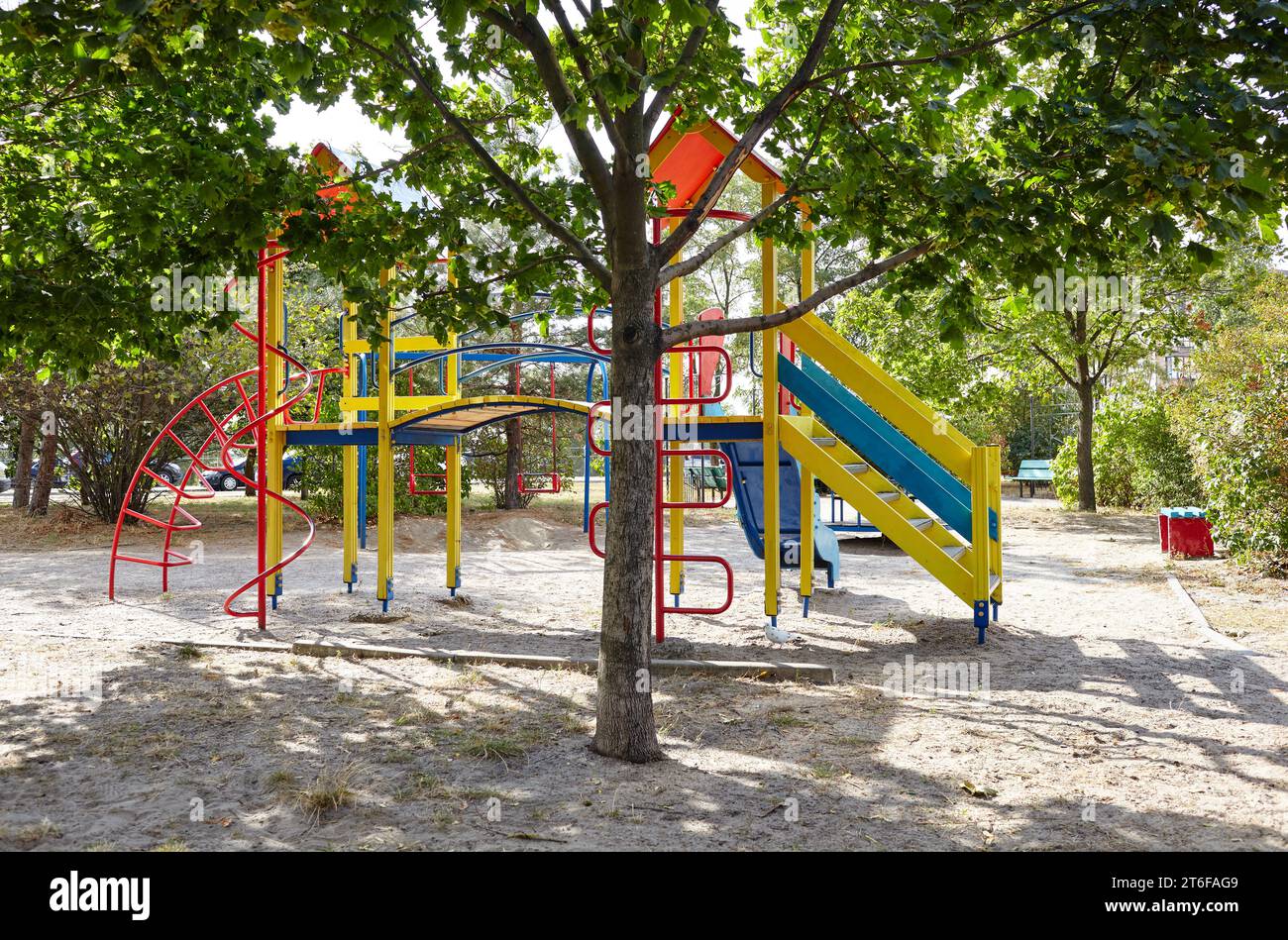 Parque infantil con toboganes y bolas de colores en el exterior arena  Fotografía de stock - Alamy
