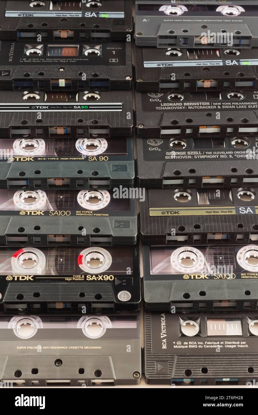 Filas de casetes de cinta de audio, composición de estudio, Quebec, Canadá Foto de stock