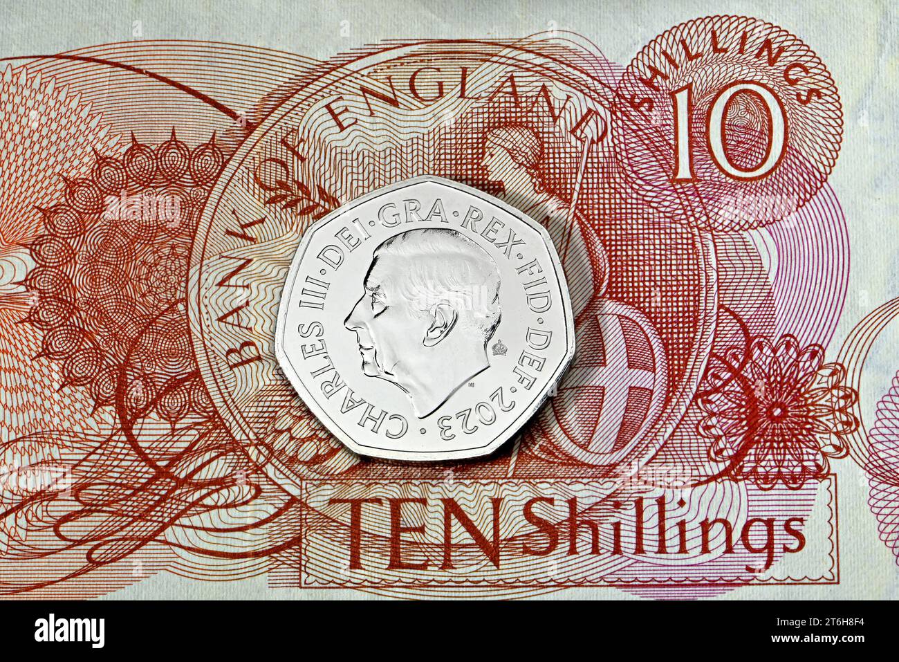 Moneda británica Charles III 50p en una vieja nota de 10 chelines Foto de stock