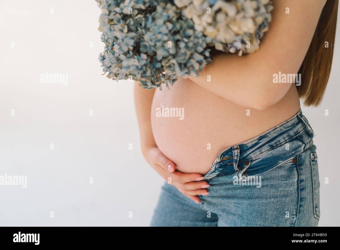 Mujer embarazada en jeans fotografías e imágenes de alta resolución - Alamy