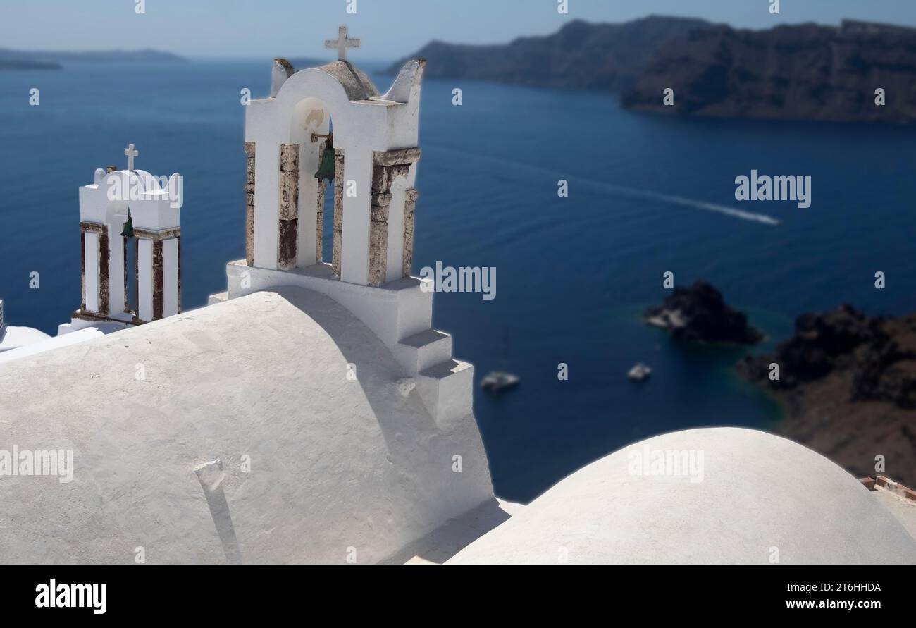 Vista superior y campanas de la iglesia de Fira, Santorini, Grecia Foto de stock