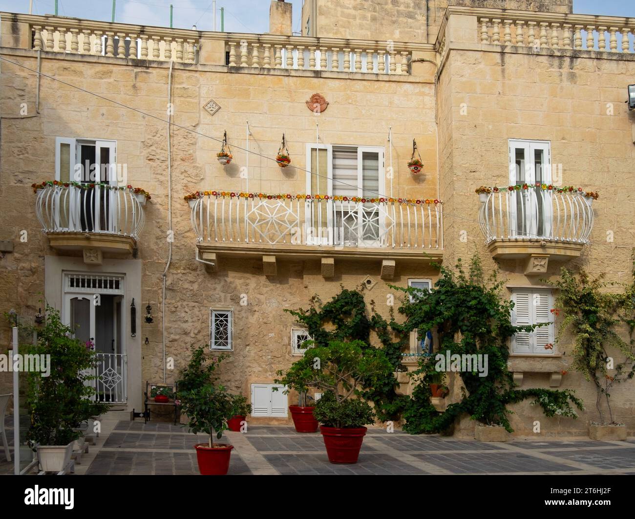 Hermosa fachada de la antigua casa maltesa en la antigua Mdina, Malta Foto de stock