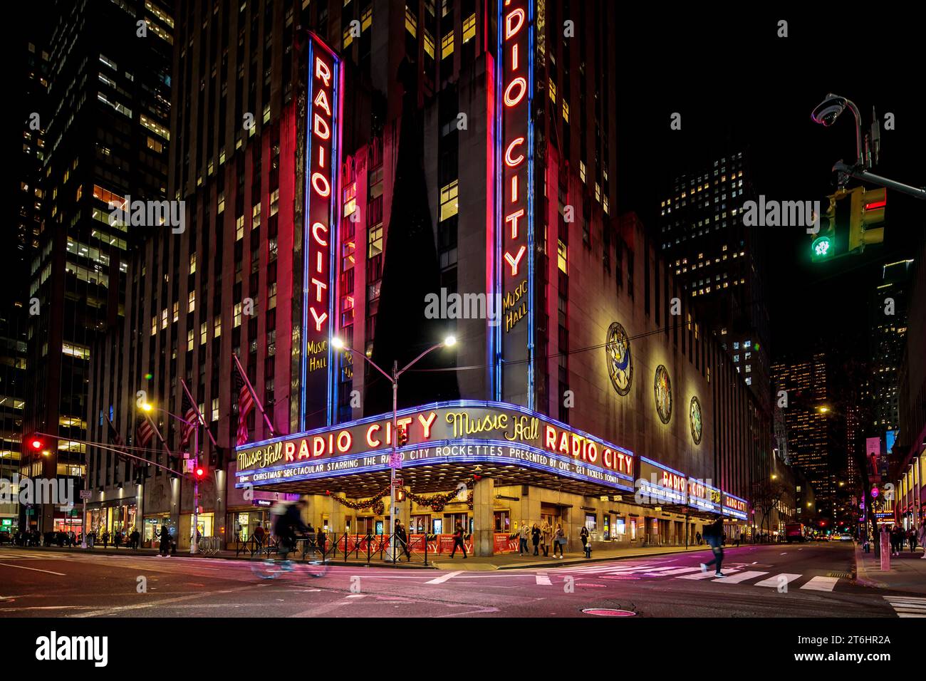 Radio City Music Hall en la noche, Nueva York, América del Norte, Estados Unidos, Estados Unidos Foto de stock