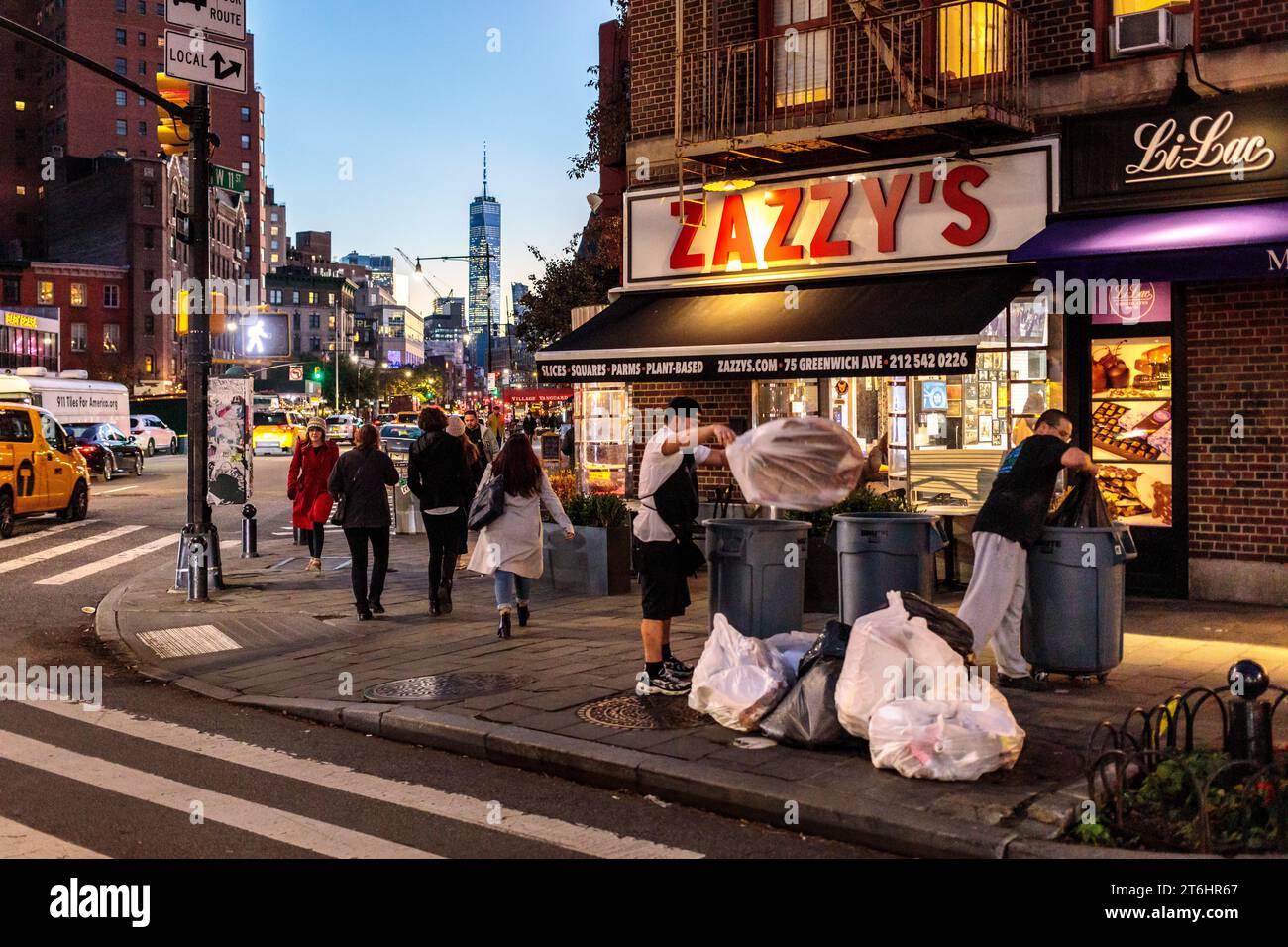 Sacando basura al atardecer, Manhattan, Nueva York, América del Norte, Estados Unidos, ESTADOS UNIDOS Foto de stock