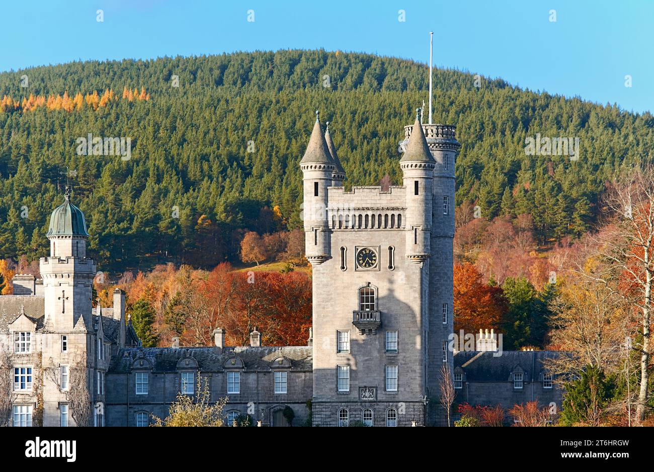 Balmoral Estates Crathie Scotland Sol otoñal sobre el castillo y la torre rodeados de coloridos árboles Foto de stock