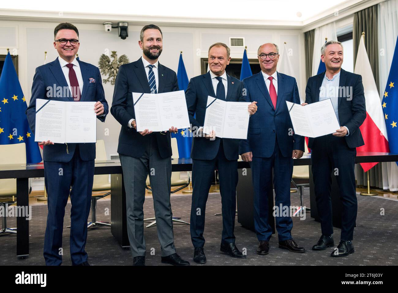 Szymon Holownia (Izq), jefe del partido Polonia 2050, Wladyslaw Kosiniak-Kamysz, jefe del Partido Popular Polaco, Donald Tusk (C), jefe de la Coalición Cívica, Wlodzimierz Czarzasty, copresidente del partido Nueva Izquierda, y Robert Biedron (R), el otro copresidente de la Nueva Izquierda, muestra el acuerdo de coalición firmado en el parlamento. Los líderes de los partidos de oposición polacos han firmado un acuerdo de coalición que establece una hoja de ruta para gobernar la nación durante los próximos cuatro años. Los partidos ganaron colectivamente una mayoría de votos en las elecciones parlamentarias del mes pasado. Su candidato a b Foto de stock