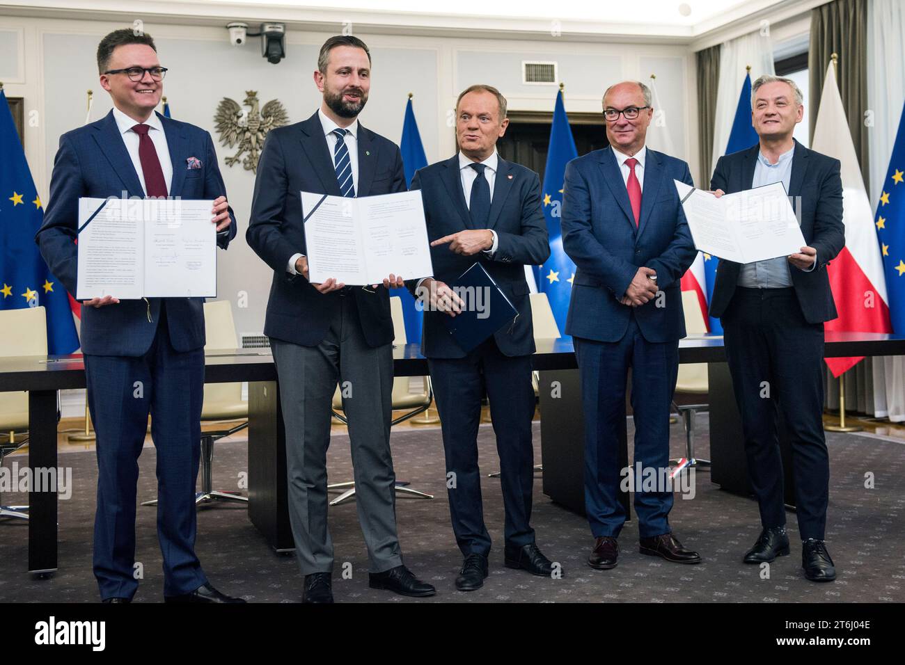 Szymon Holownia (Izq), jefe del partido Polonia 2050, Wladyslaw Kosiniak-Kamysz, jefe del Partido Popular Polaco, Donald Tusk (C), jefe de la Coalición Cívica, Wlodzimierz Czarzasty, copresidente del partido Nueva Izquierda, y Robert Biedron (R), el otro copresidente de la Nueva Izquierda, muestra el acuerdo de coalición firmado en el parlamento. Los líderes de los partidos de oposición polacos han firmado un acuerdo de coalición que establece una hoja de ruta para gobernar la nación durante los próximos cuatro años. Los partidos ganaron colectivamente una mayoría de votos en las elecciones parlamentarias del mes pasado. Su candidato a b Foto de stock