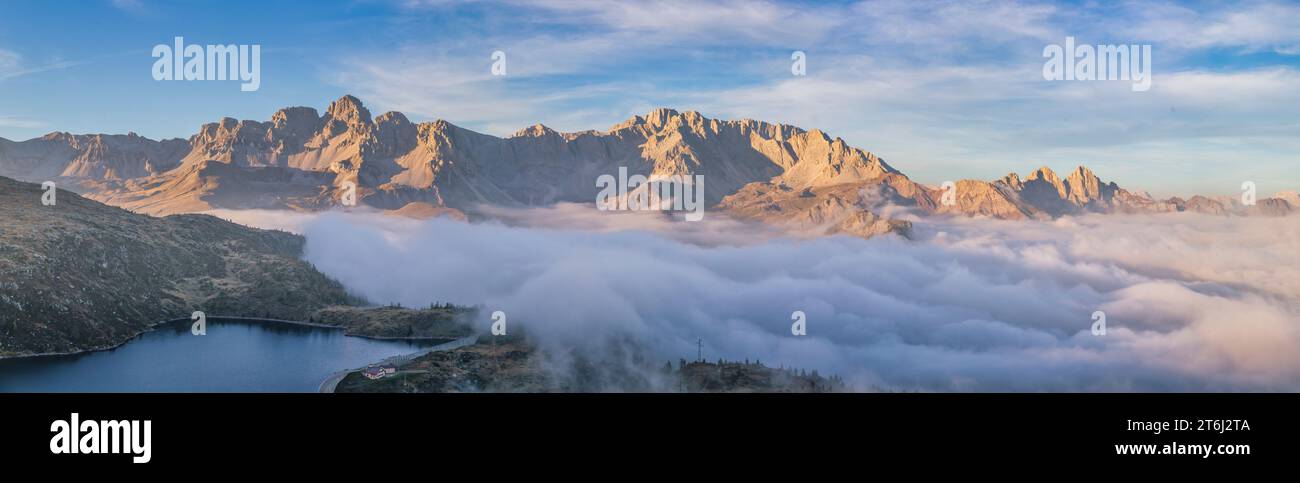 Italia, Véneto, vista panorámica del grupo Marmolada, desde la derecha la cadena Auta seguida de la Cresta Ombrettola-FOP, el macizo Sasso Vernale - Cime d'Ombretta, a la izquierda la cadena Cima Uomo, en la frontera entre Véneto e Trentino, provincias de Belluno y Trento Foto de stock