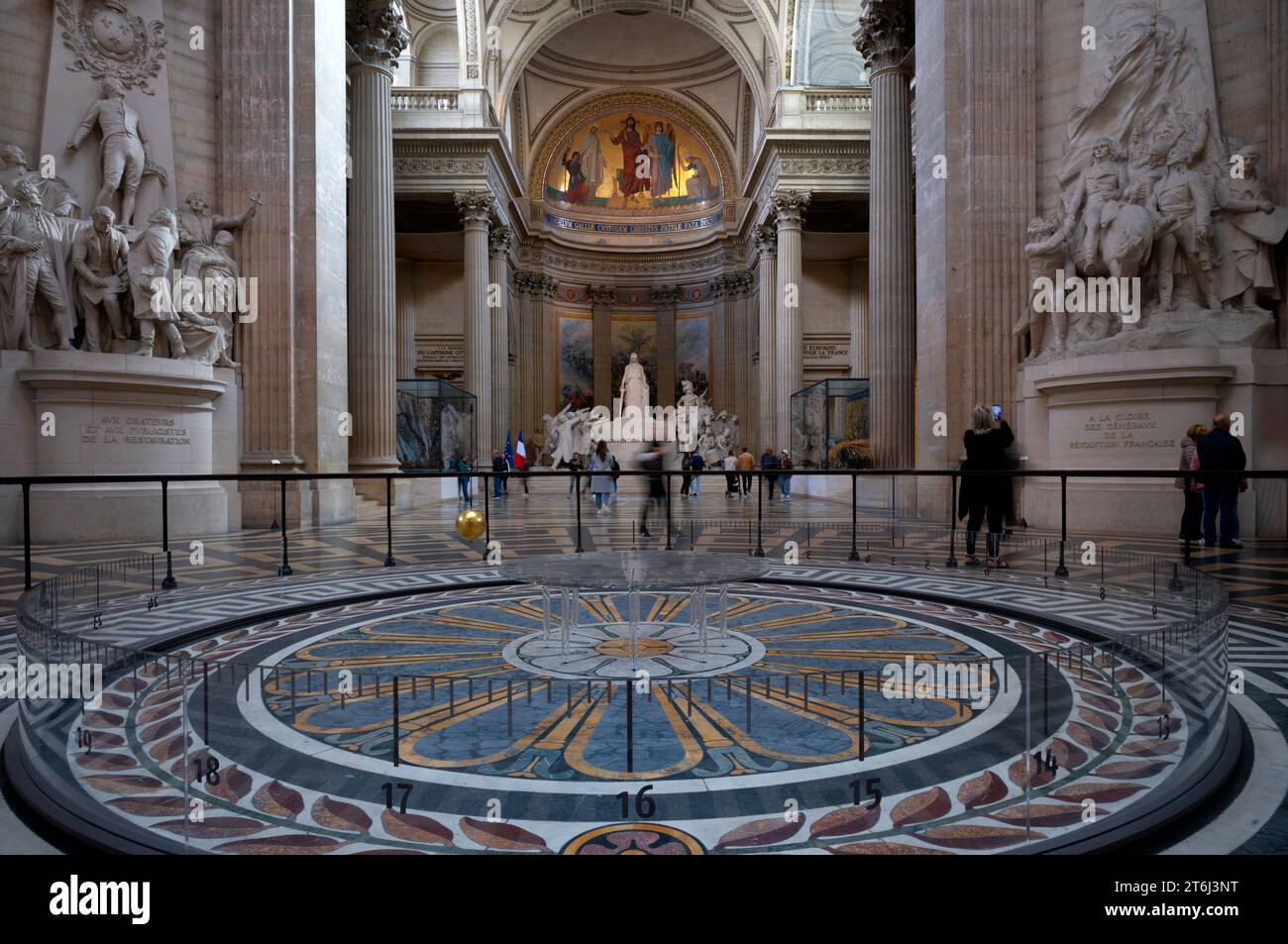 Interior, visitante, péndulo de Foucault solía probar empíricamente la rotación de la tierra, Panteón Salón Nacional de la Fama, Montagne Sainte-Geneviève o Colina de Saint Genoveva, París, Francia. Foto de stock