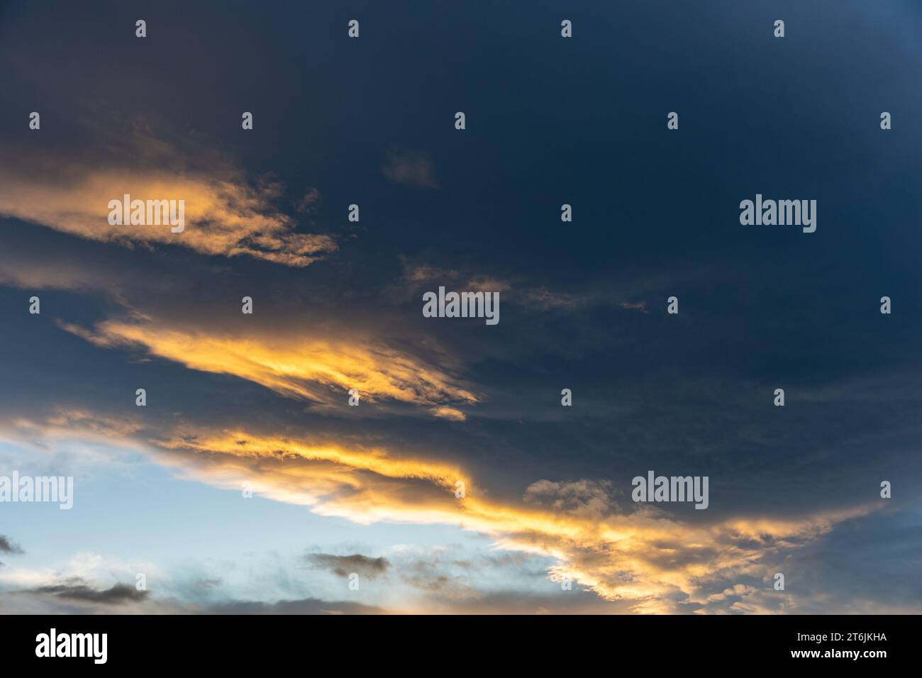 Las diferentes nubes otoñales con sus formas, colores, texturas son dignas de admirar Foto de stock