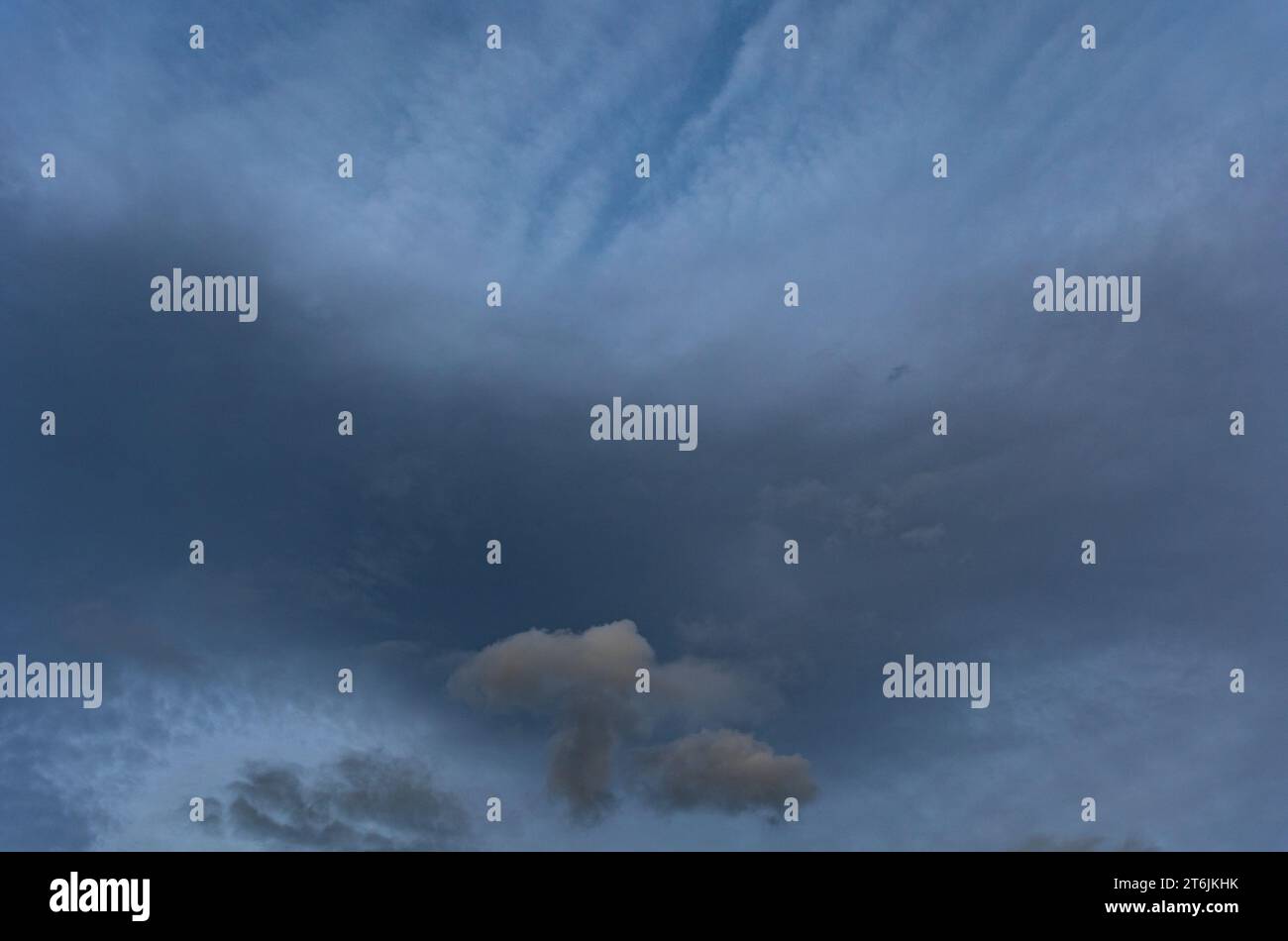 Las diferentes nubes otoñales con sus formas, colores, texturas son dignas de admirar Foto de stock