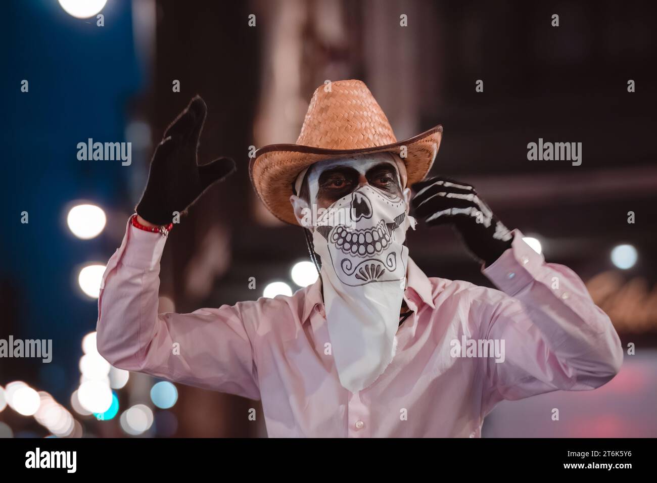 CIUDAD DE MÉXICO, MÉXICO - 04 DE NOVIEMBRE DE 2023: Desfile del Día de los Muertos 2023 en la Ciudad de México, trajes típicos de la región de México, representando la muerte, tra Foto de stock