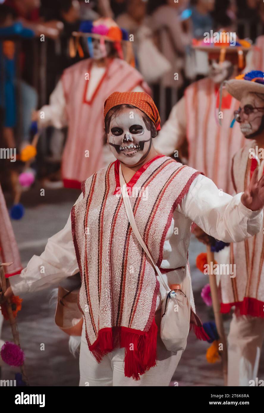 CIUDAD DE MÉXICO, MÉXICO - 04 DE NOVIEMBRE DE 2023: Desfile del Día de los Muertos 2023 en la Ciudad de México, trajes típicos de la región que representan la muerte. Foto de stock