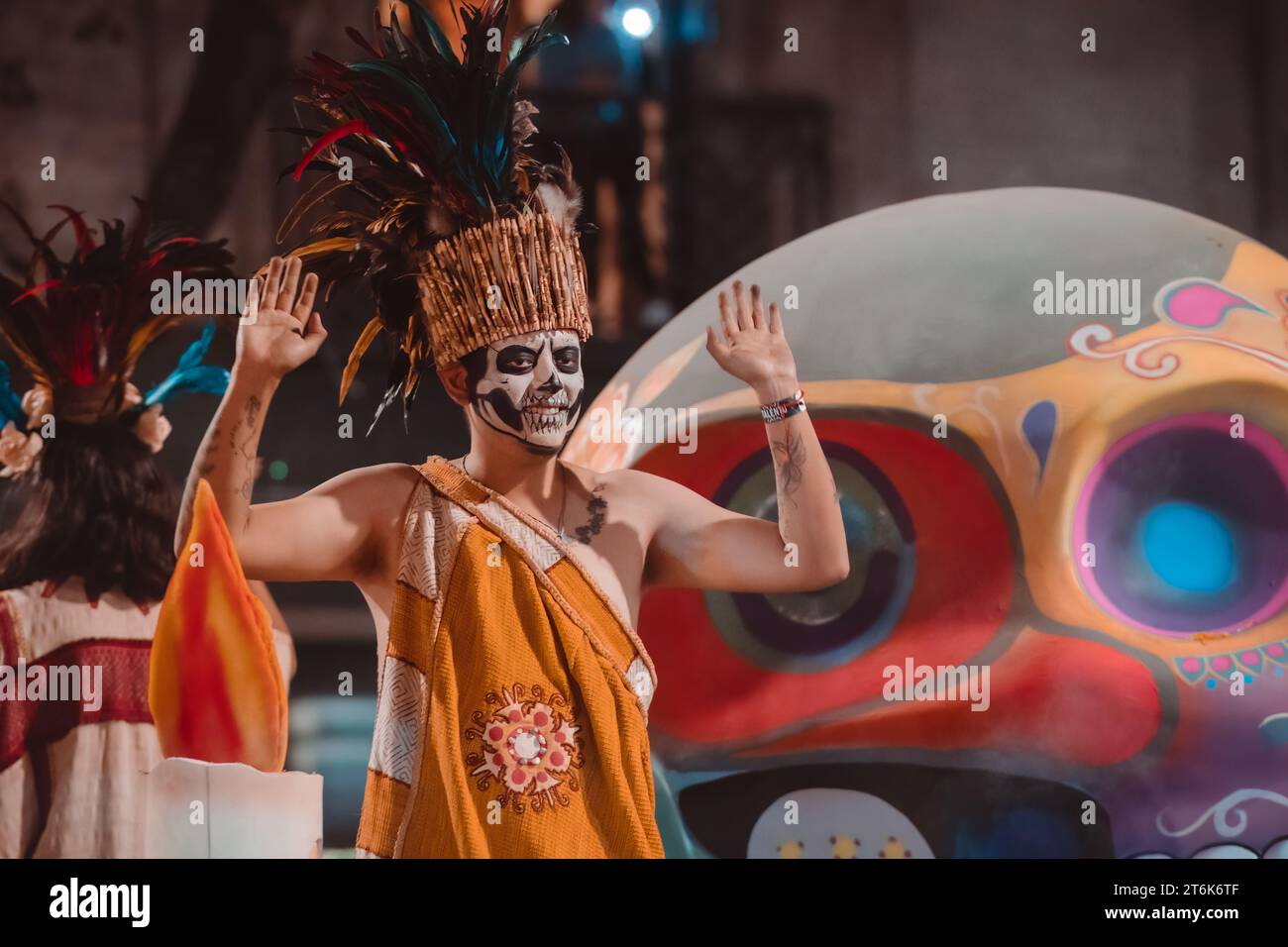 CIUDAD DE MÉXICO, MÉXICO - 04 DE NOVIEMBRE DE 2023: Desfile del Día de los Muertos 2023 en la Ciudad de México, traje típico del antiguo imperio 'mexica', tradicional Día de los Muertos Foto de stock