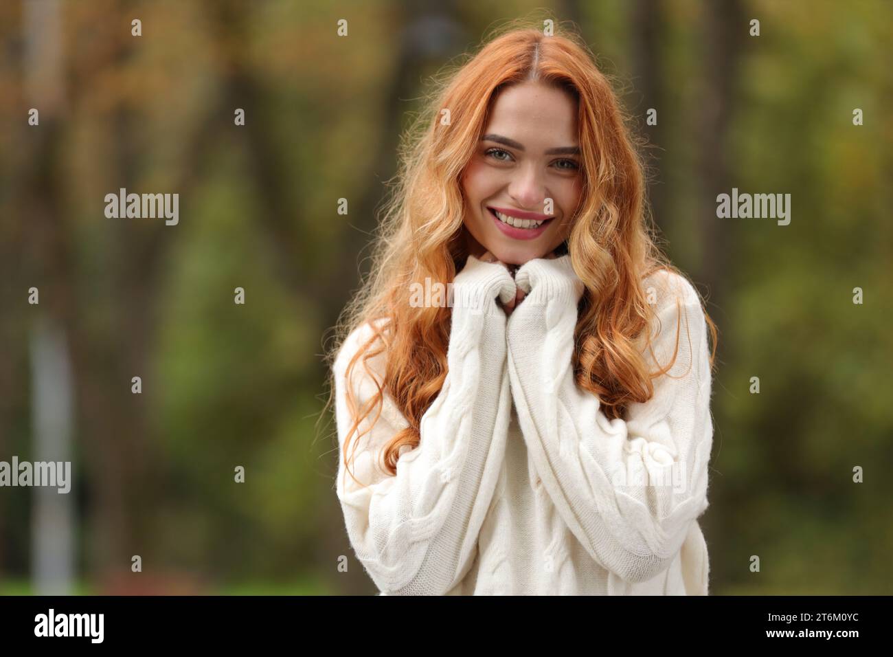 Vibraciones de otoño. Retrato de mujer sonriente al aire libre. Espacio para el texto Foto de stock