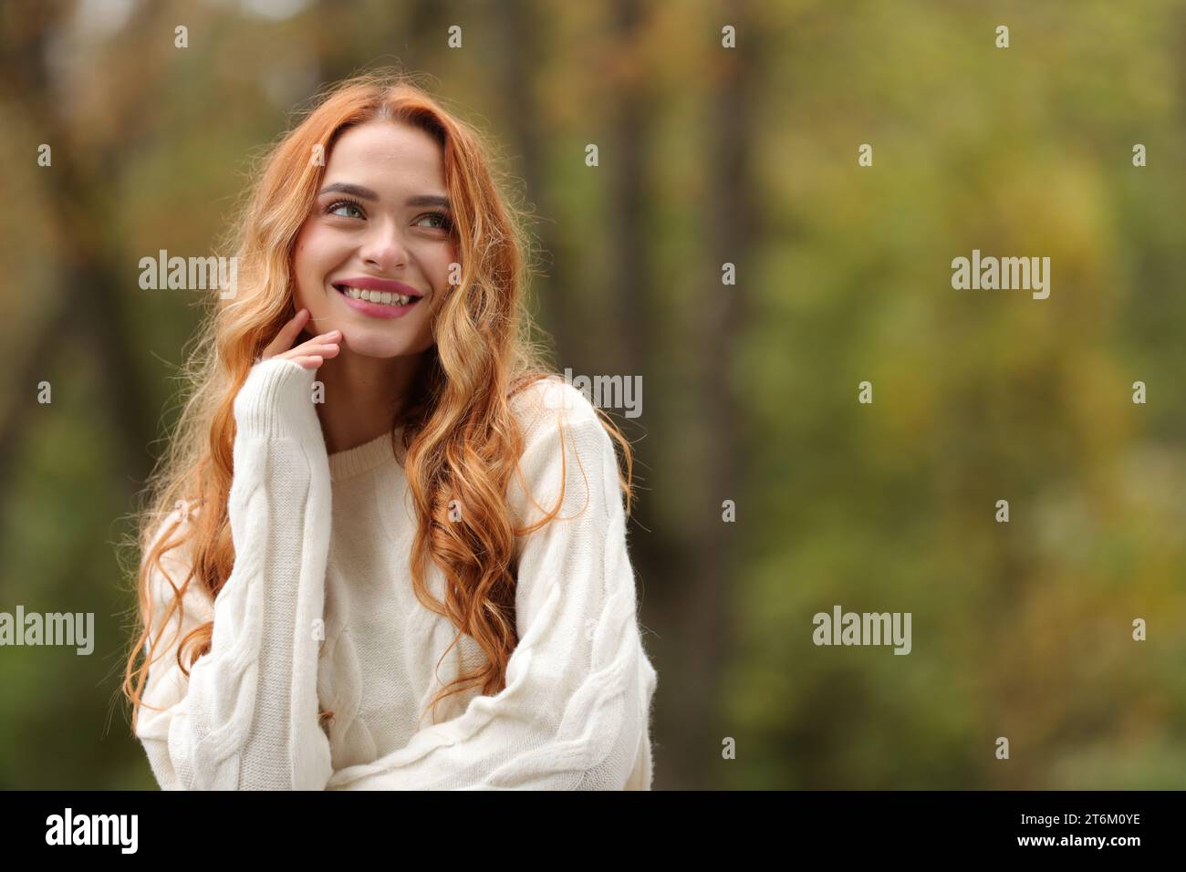 Vibraciones de otoño. Retrato de mujer sonriente al aire libre. Espacio para el texto Foto de stock