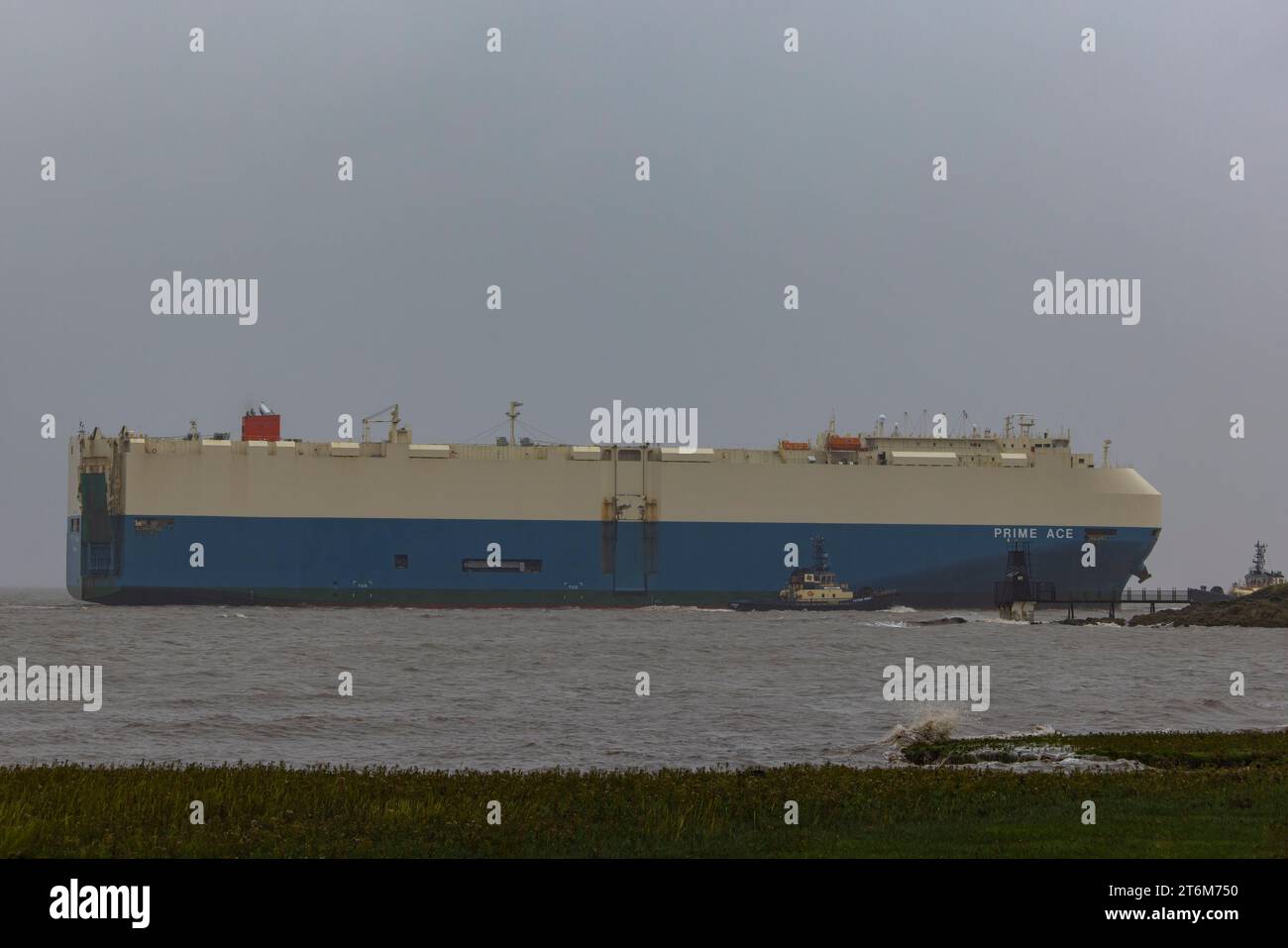 Barco meteorológico turky Squalle rumbo al puerto Foto de stock