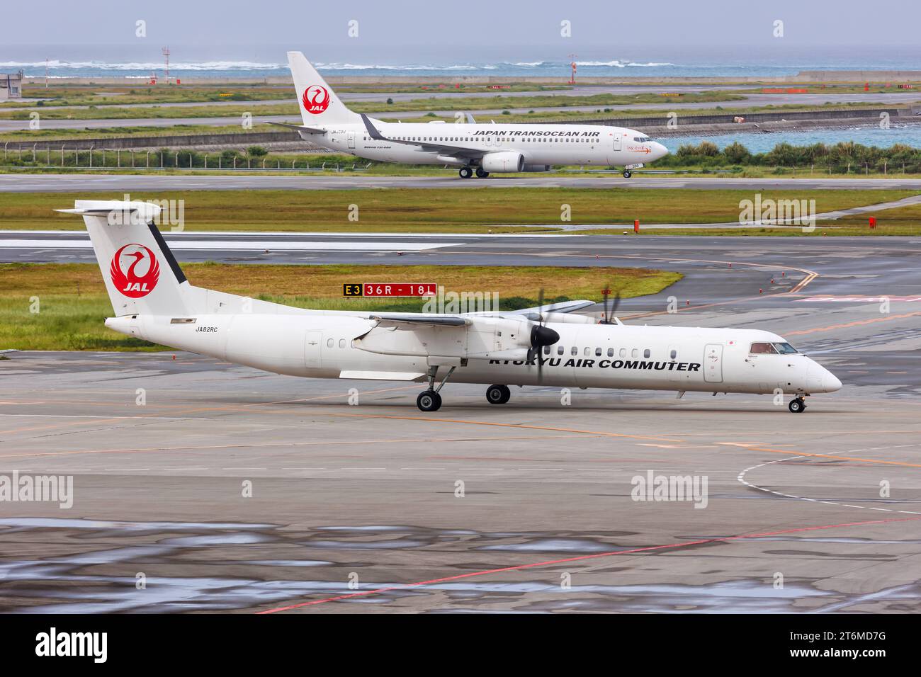 Okinawa, Japón - 3 de octubre de 2023: Aviones de transporte aéreo Ryukyu y Japan Transocean Air en el aeropuerto de Okinawa Naha (OKA) en Japón. Foto de stock