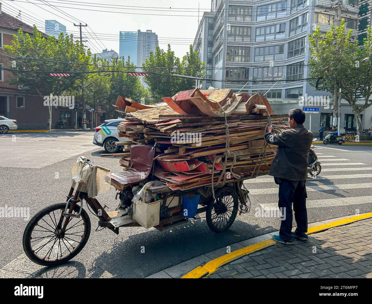 Shanghai, China, hombre chino campesino, recogiendo basura reciclable en la calle, Pousse-Pousse, barrio, centro de la ciudad, PERSONA ANCIANA DE la POBREZA, migrantes de la vieja china Foto de stock