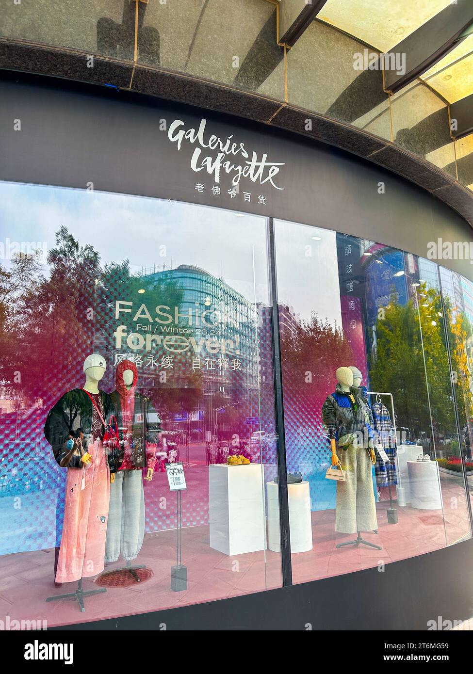 Pekín, China, Detalle, exhibición de la ventana delantera de la tienda con la muestra, tienda departamental francesa "Galeries Lafayette ", frentes de la tienda Foto de stock