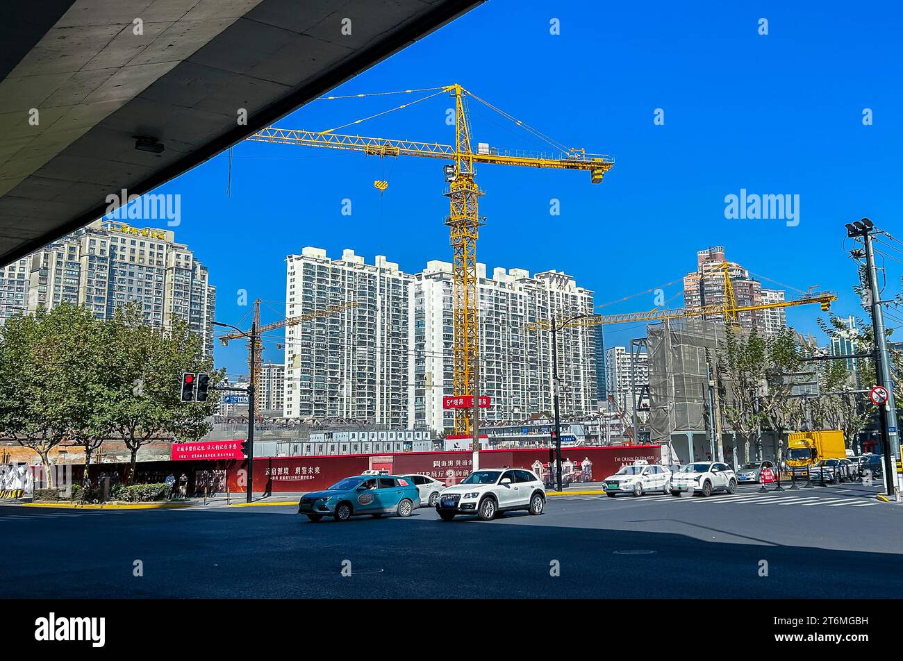 Shanghái, China, Vista general, Escena de calle, Sitio de construcción de edificios de apartamentos, Grúas, Renovación urbana, Barrio de Huangpu, torres Foto de stock