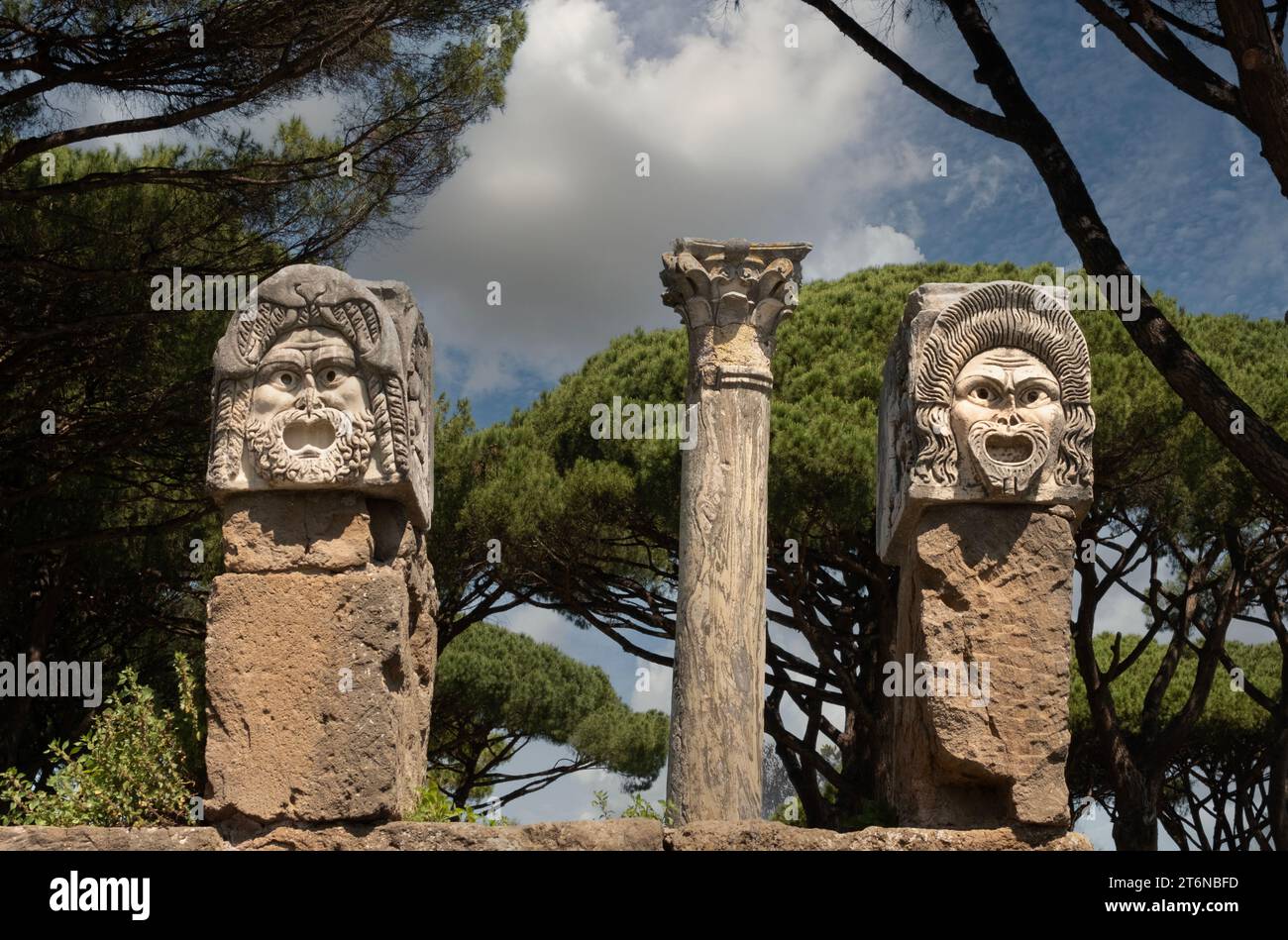 Máscaras de teatro de piedra - decoración del anfiteatro en Ostia Antica, Roma Foto de stock