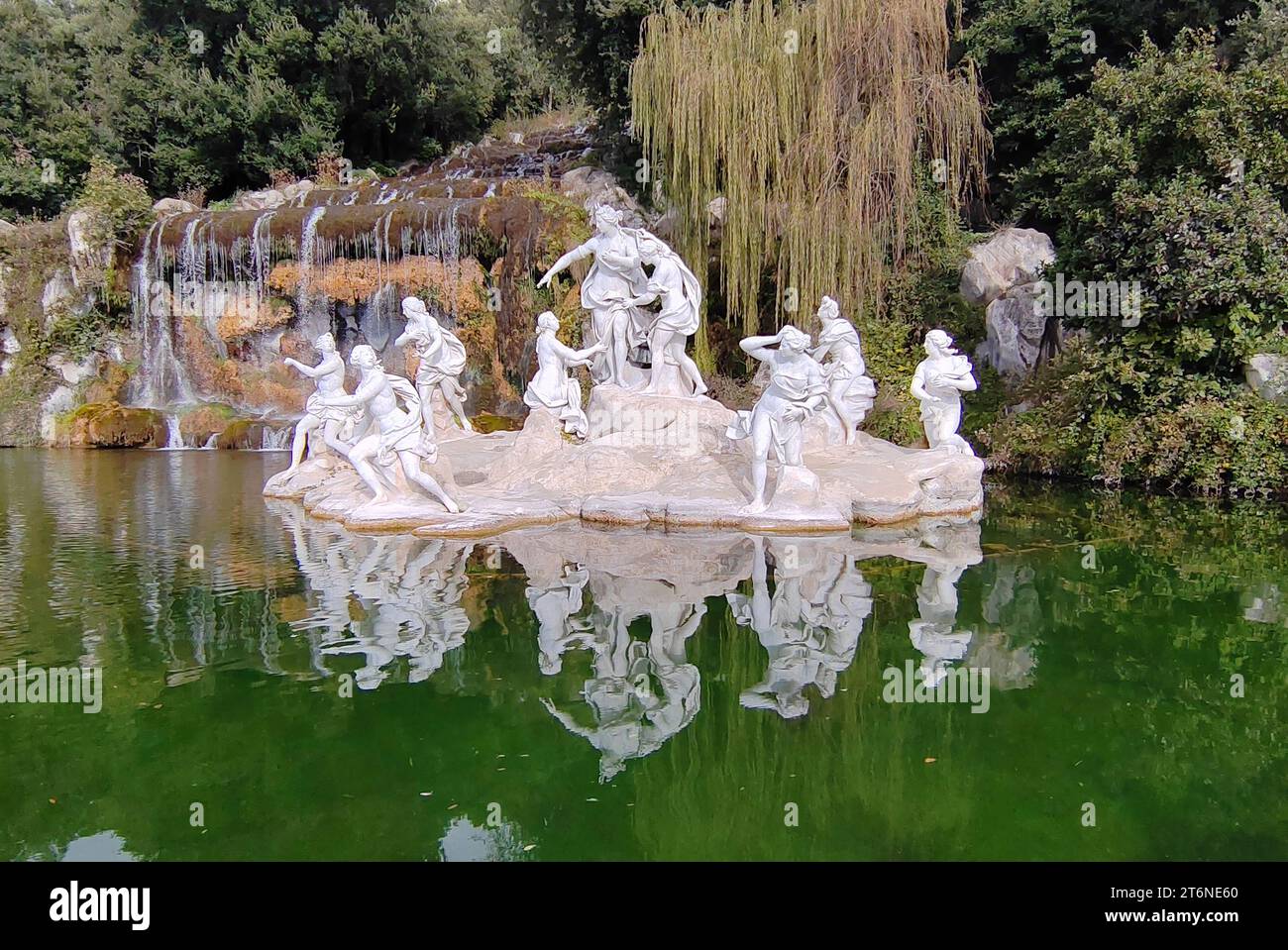 CASERTA, ITALIA - 13 DE NOVIEMBRE de 2022: Esculturas en la fuente del palacio real de Caserta que representan a Diana bañándose con su séquito de ninfas. Foto de stock