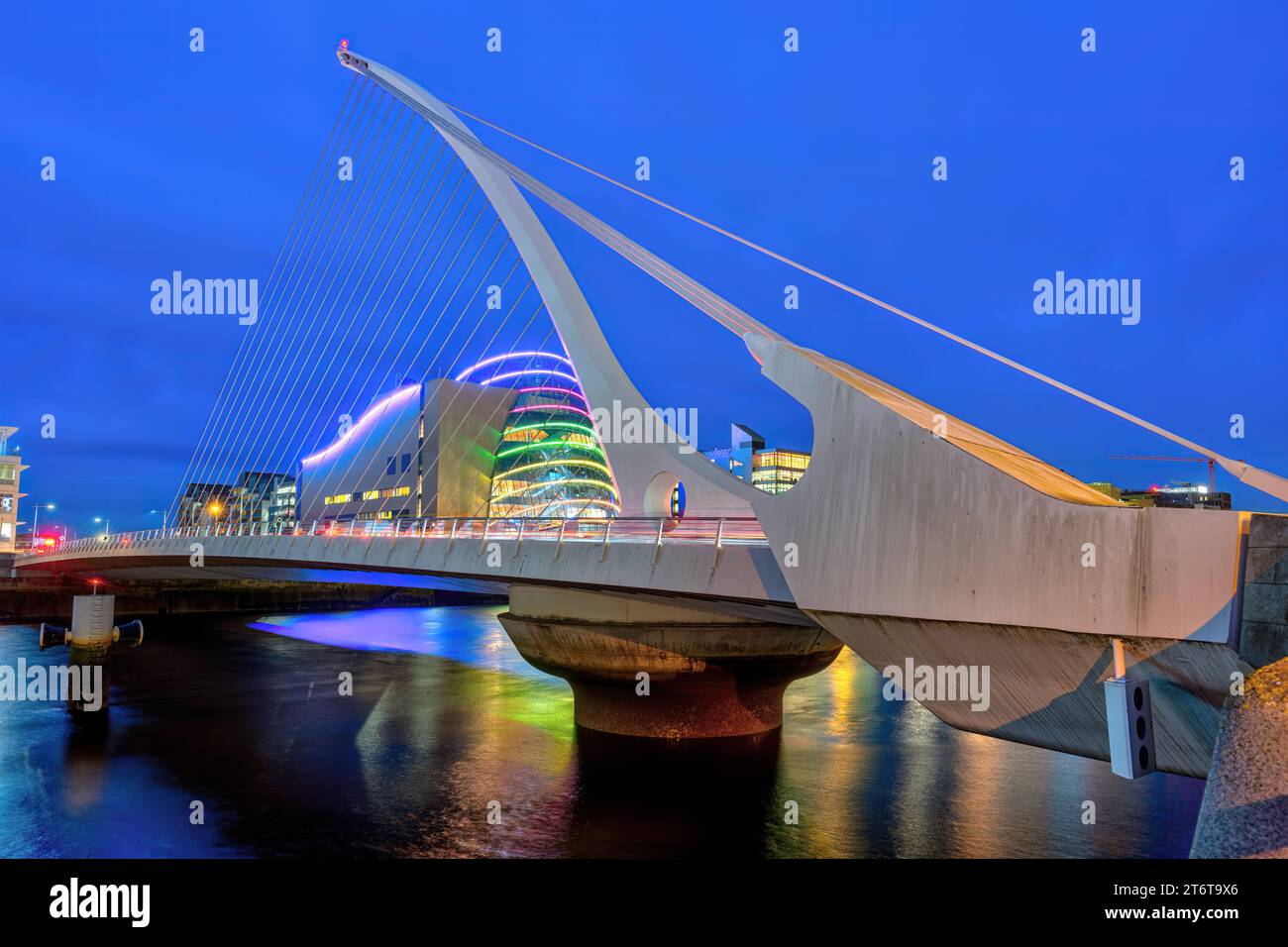 El puente Samuel Beckett en Dublín, Irlanda, al atardecer Foto de stock