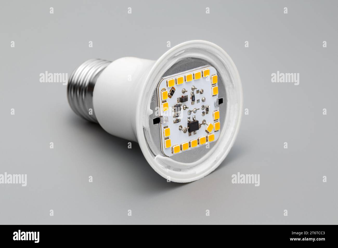Lámpara LED con cubierta eliminada. Vista interna. Primer plano. Foto de stock