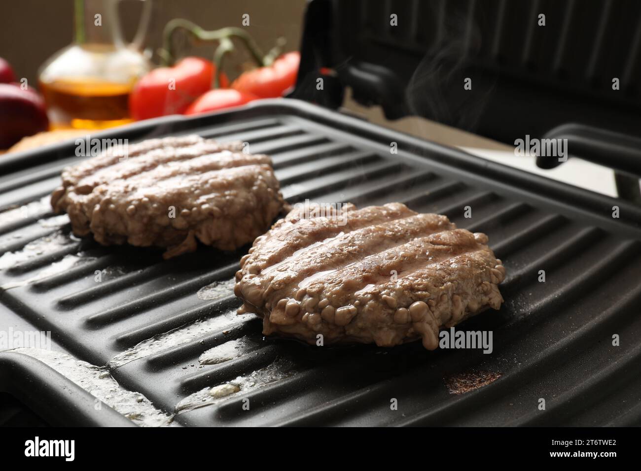 Grill steak en una estufa eléctrica. Cuello de cerdo frito sobre pequeños grill  eléctrico. Cocinar en casa. Barbacoa saludable. Catering para los amigos. Grill  eléctrico Fotografía de stock - Alamy
