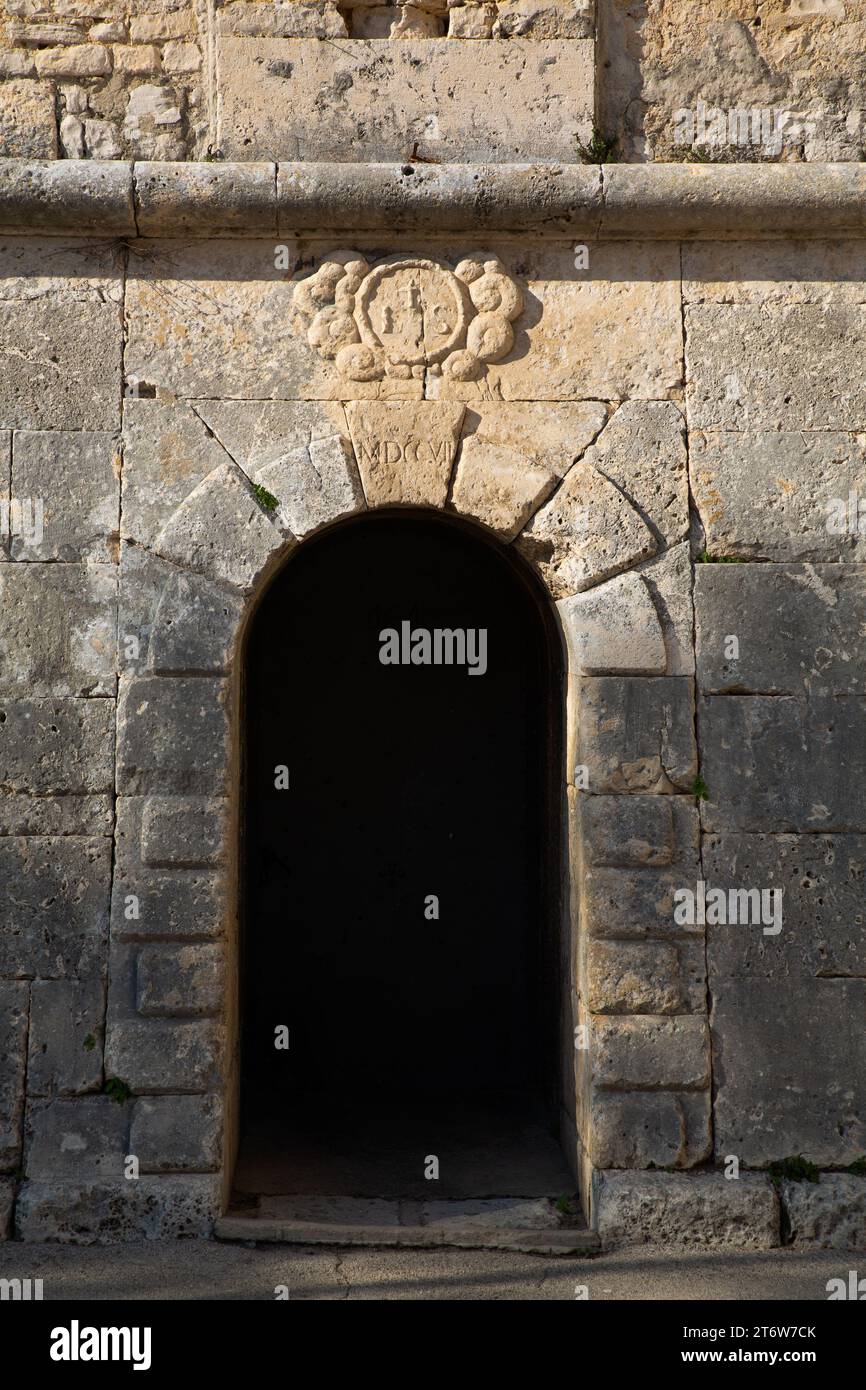 Puerta de la Torre del Reloj, Catedral de la Asunción de la Santísima Virgen María (siglo IV), Pula, Croacia Foto de stock