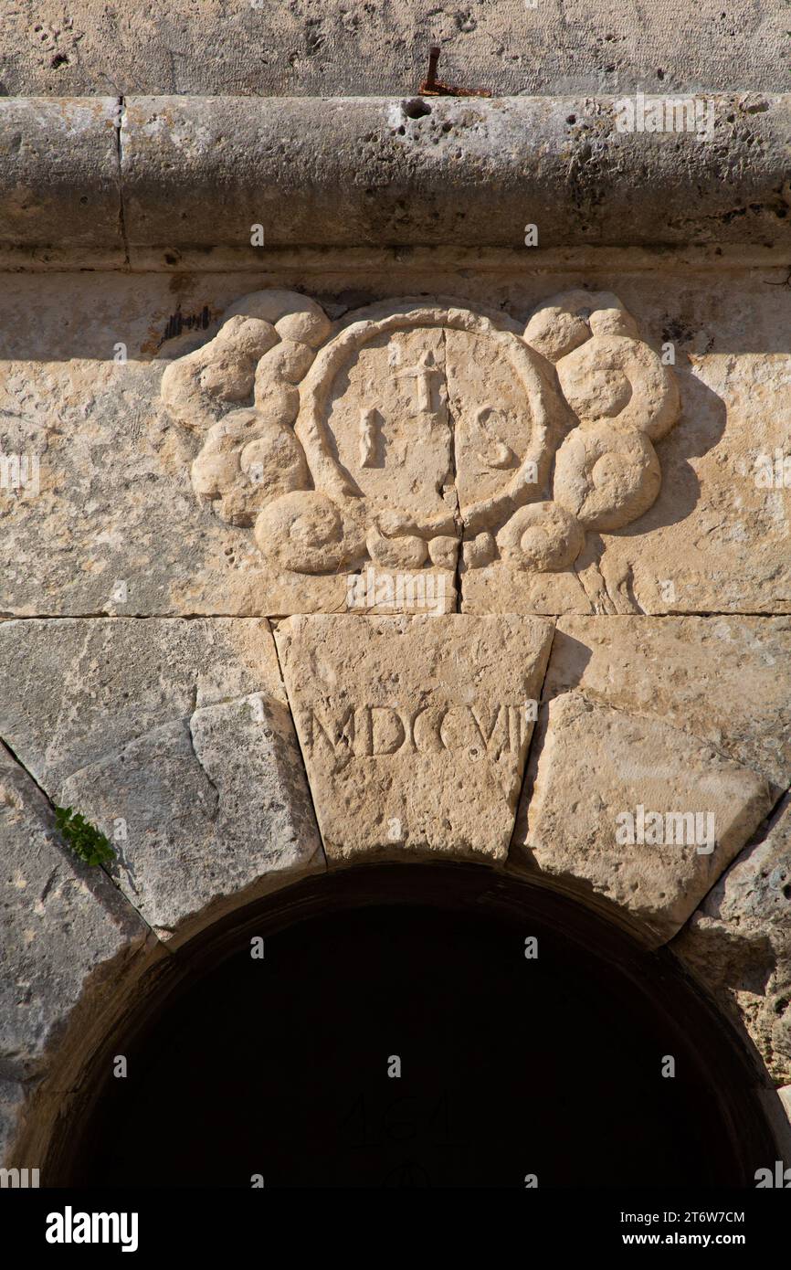 Escultura, Puerta de la Torre del Reloj, Catedral de la Asunción de la Santísima Virgen María (siglo IV), Pula, Croacia Foto de stock
