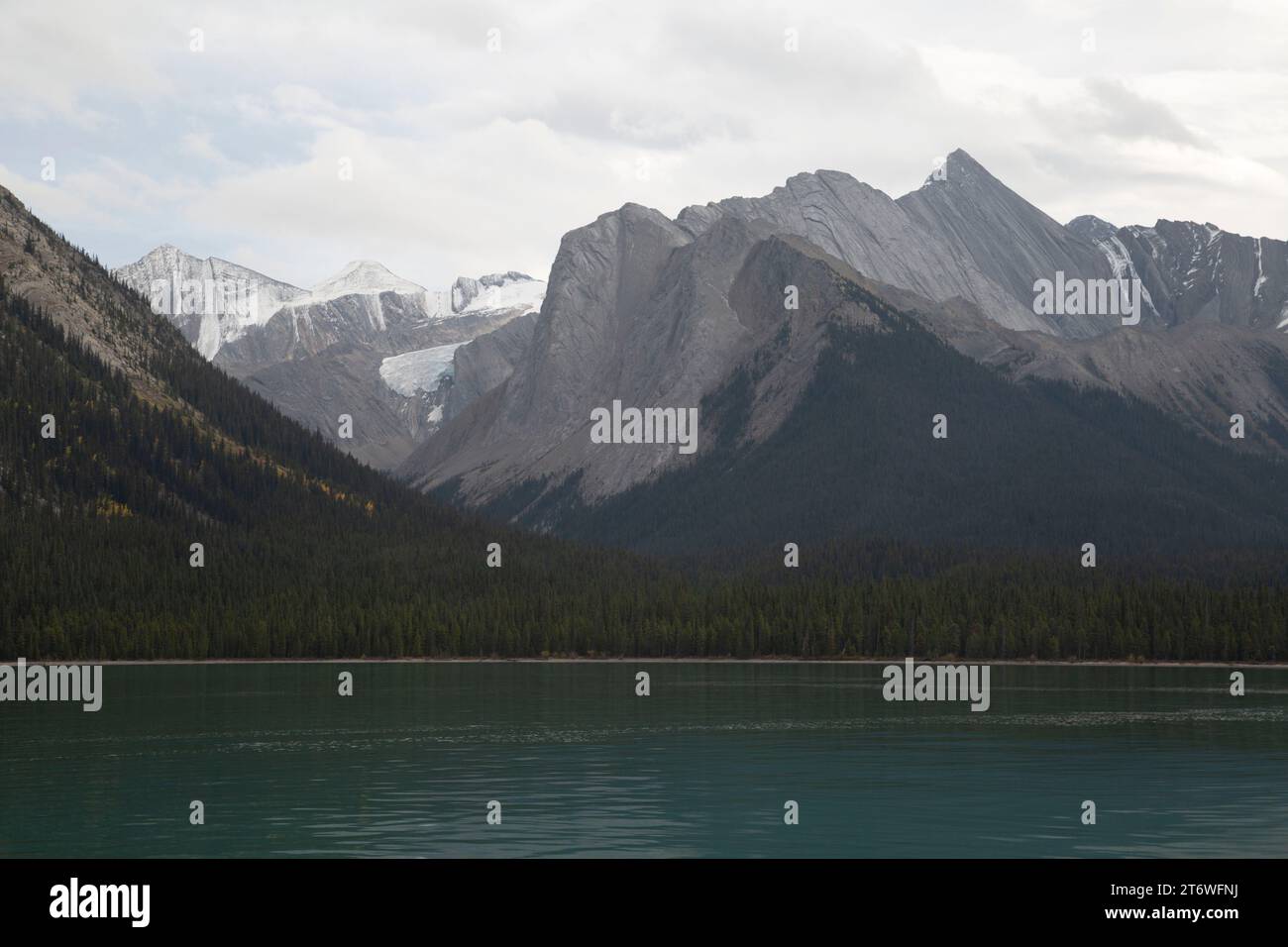 Glaciares alrededor del lago Miligne en el Parque Nacional Jasper, Alberta, Canadá Foto de stock