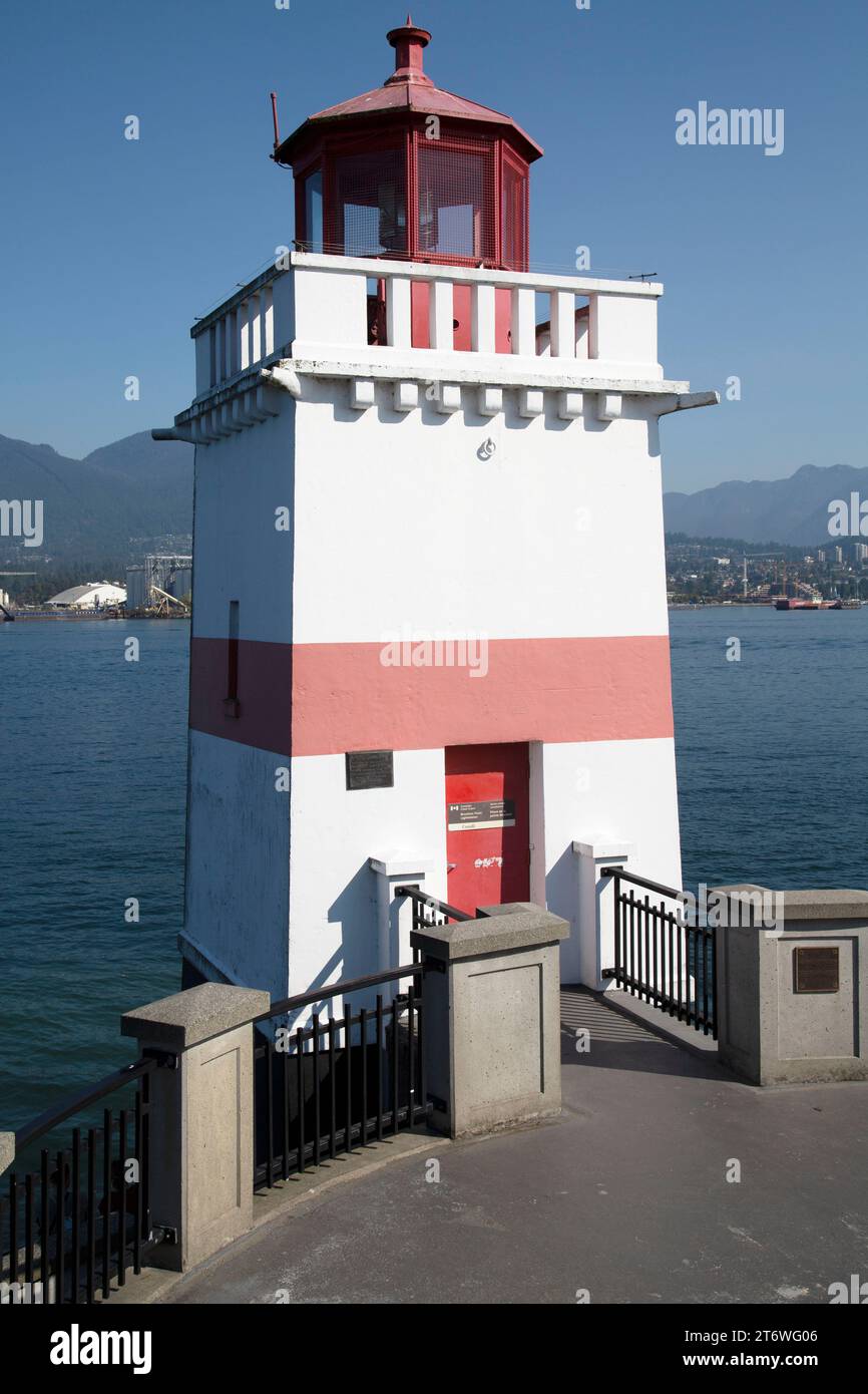 Faro y estación de señalización en Brockton Point, Downtown Peninsula, Stanley Park, Vancouver, Canadá Foto de stock