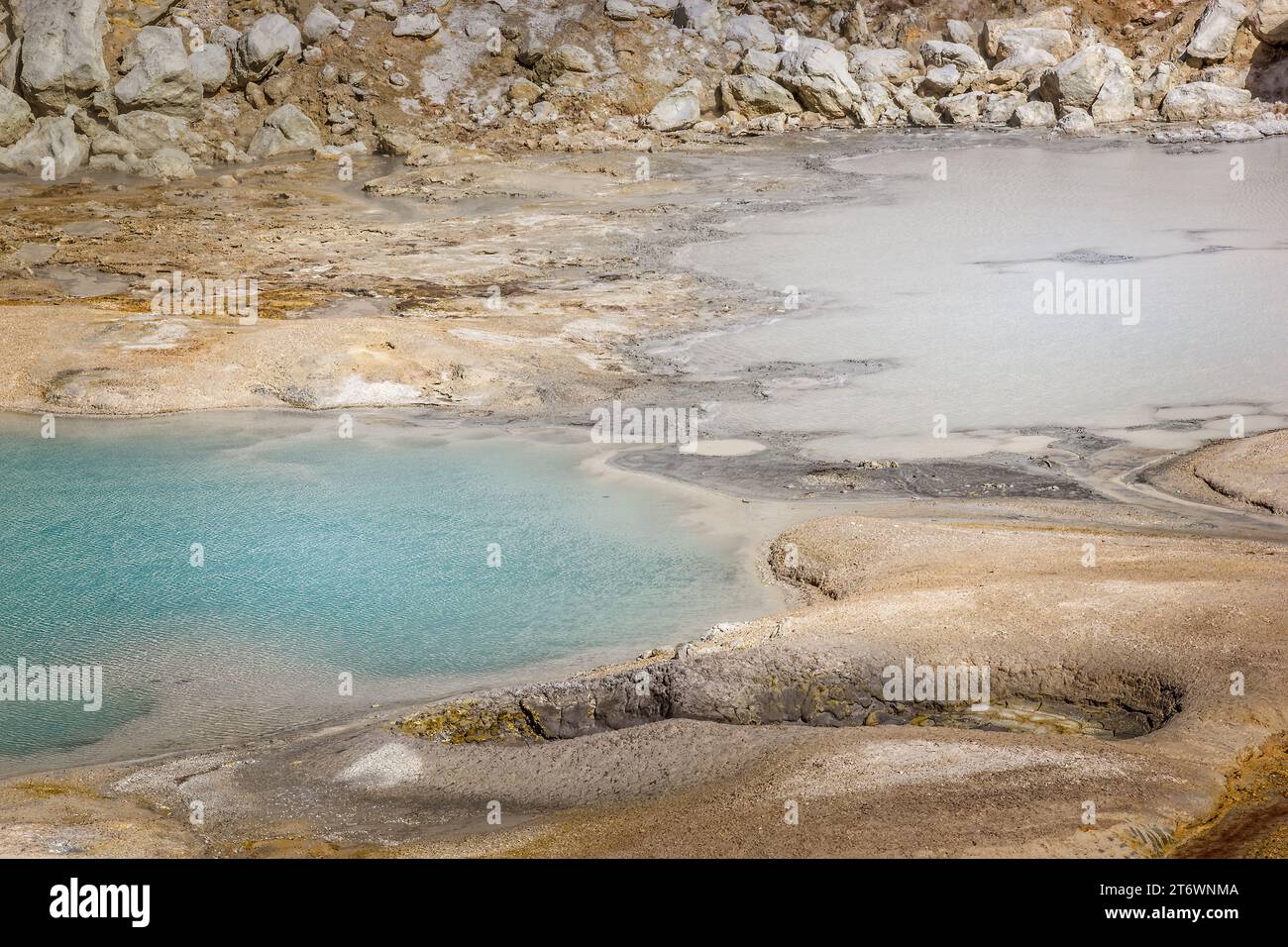 Estanque de agua caliente y vapor en el Parque Nacional Volcánico Lassen Foto de stock