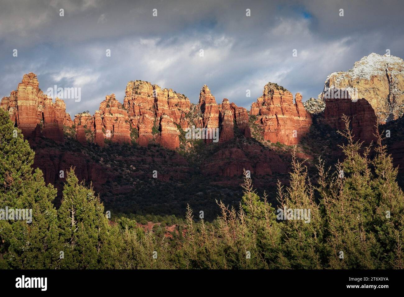 Una montaña de rocas rojas tiene vistas a Sedona, Arizona, al final de la tarde. Foto de stock