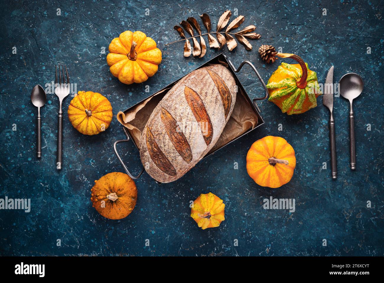 Horno de pan de masa madre crujiente hecho en casa con trigo, carbón activado, calabaza y especias de cúrcuma y sazone los alimentos de otoño en la cocina Foto de stock