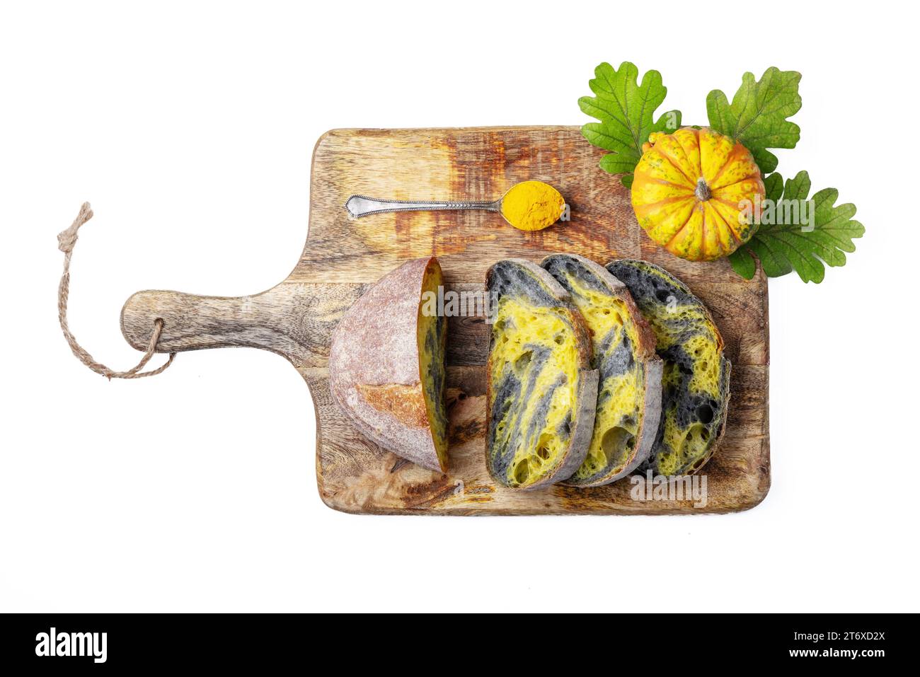 Horno de pan de masa madre crujiente hecho en casa hecho con trigo, carbón activado, calabaza y especias de cúrcuma Foto de stock