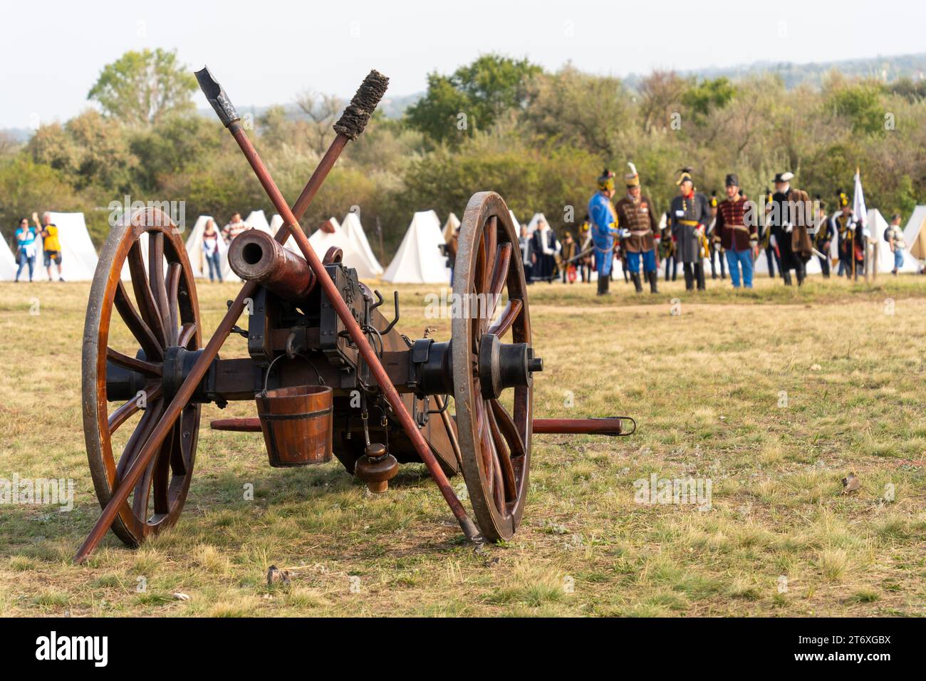 Cañón de 6 libras del siglo XIX y tradicionalistas húngaros recreando